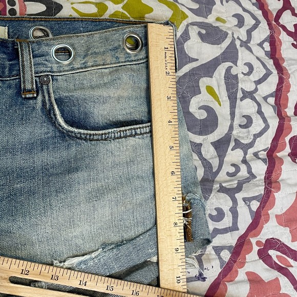 🌻We The Free {27} Distressed Rivet Cut Off Denim Shorts Women Button Fly - Picture 8 of 9